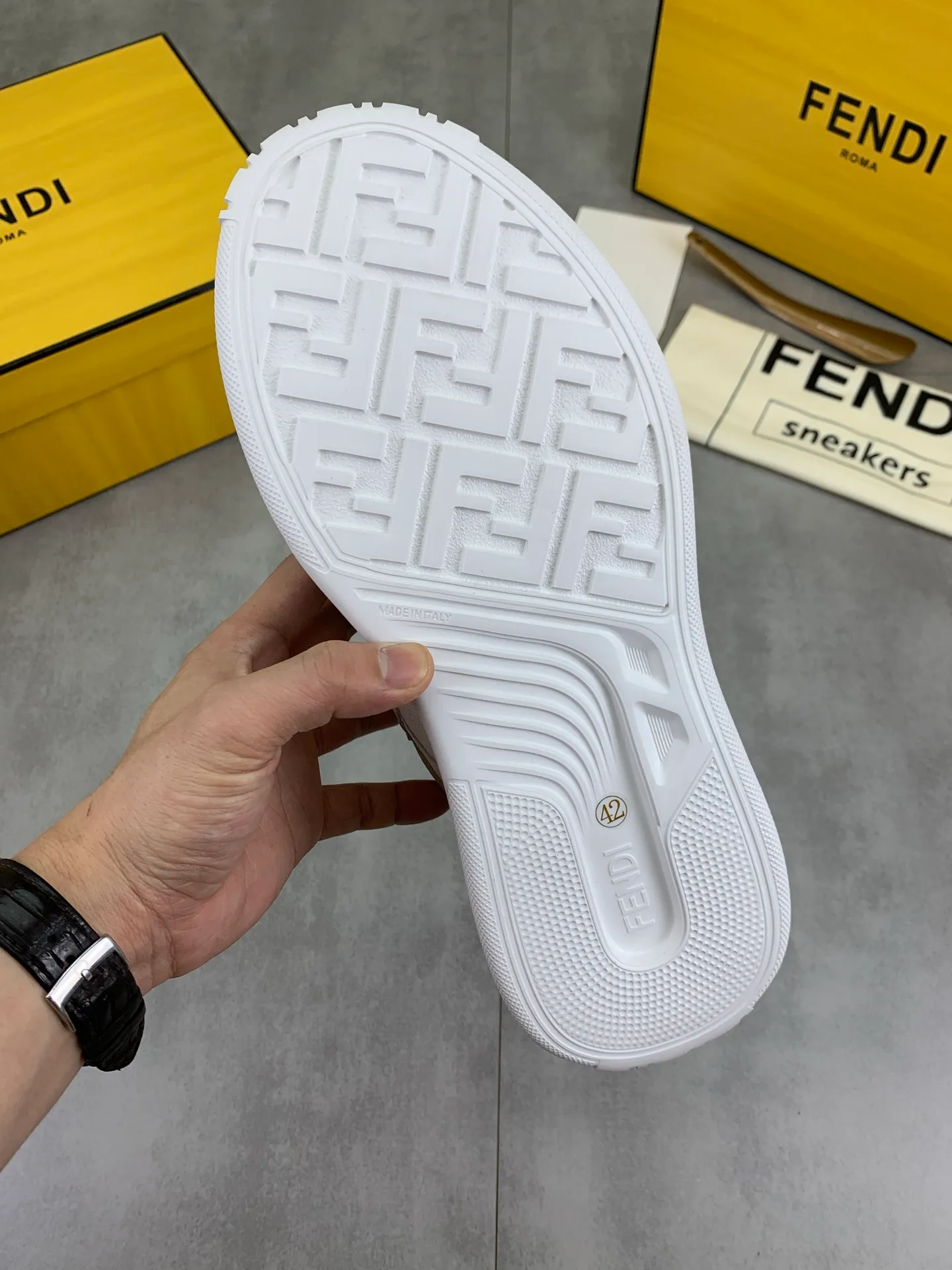 Men's Men's Shoes 💰P740 New Style 💰💎💎💎Summer Hot Style [FENDI Fendi] Top Version 🆕New slip-on sneakers, wavy soles engraved with original words. Embossed Fendi Flow lettering on the heel. The upper is made of high-end calfskin and breathable materials. Original lining with tone-on-tone details decorated with innovative handcrafting techniques. Ultra-light and wear-resistant TPU and IP foam soles, overall lightweight and comfortable. Size:39-44 (38 45 can be customized)